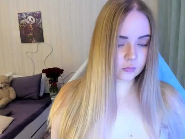 jucieLussie free chat on liveonude Image 13