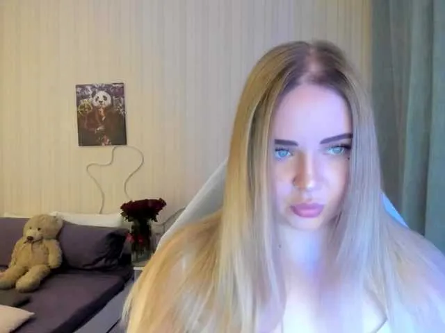 jucieLussie free chat on liveonude Image 14