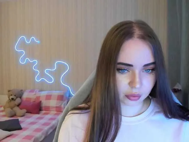 jucieLussie free chat on liveonude Image 3