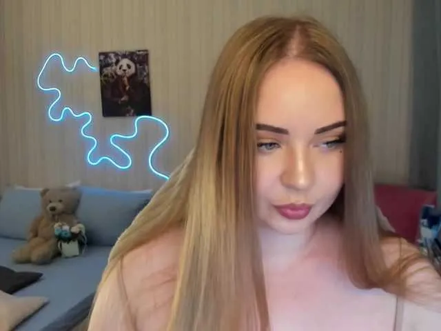 jucieLussie free chat on liveonude Image 8