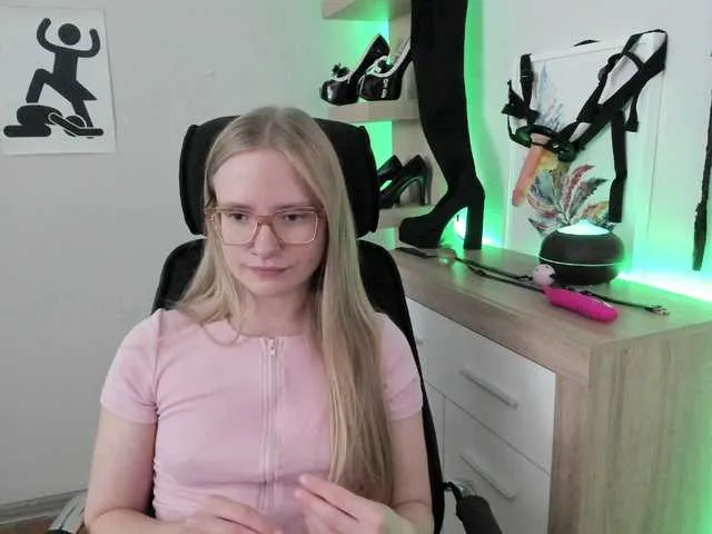 liz_holmes – webcam model profile photo Image 16