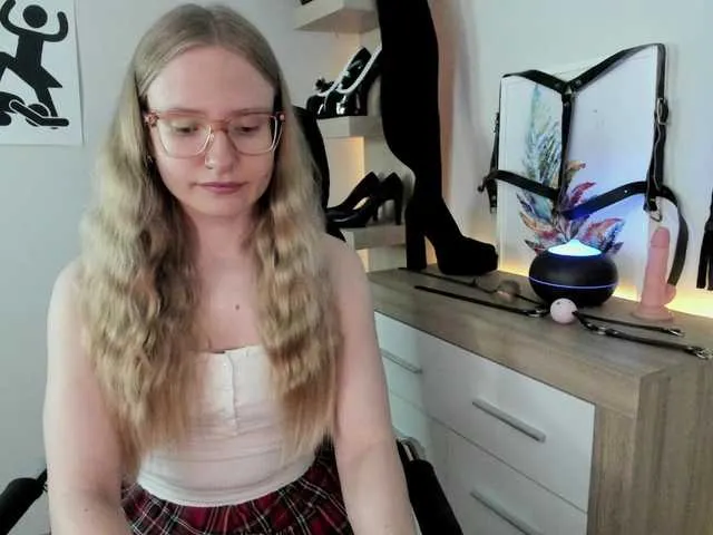 liz_holmes – webcam model profile photo Image 3