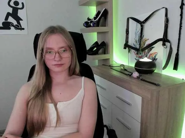 liz_holmes – webcam model profile photo Image 6