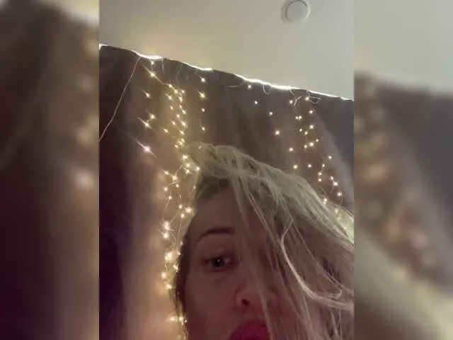 Sonya-Love – webcam model profile photo Image 3