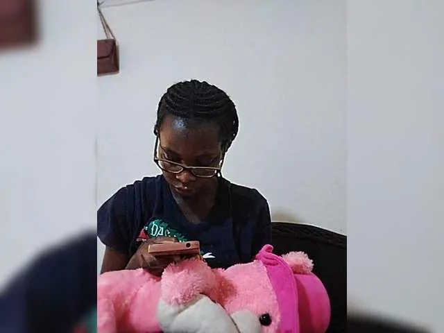 Likachkaa – webcam model profile photo Image 7