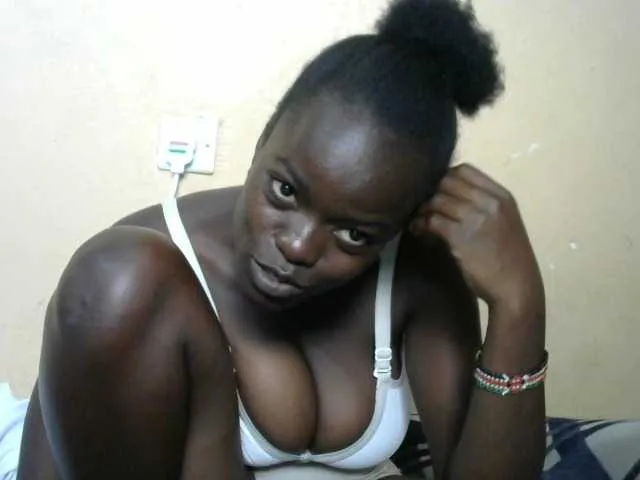 Likachkaa – webcam model profile photo Image 3
