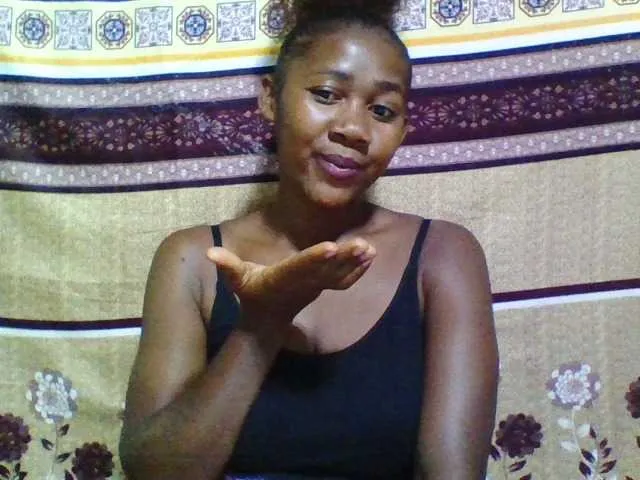 SheOnShe – webcam model profile photo Image 2