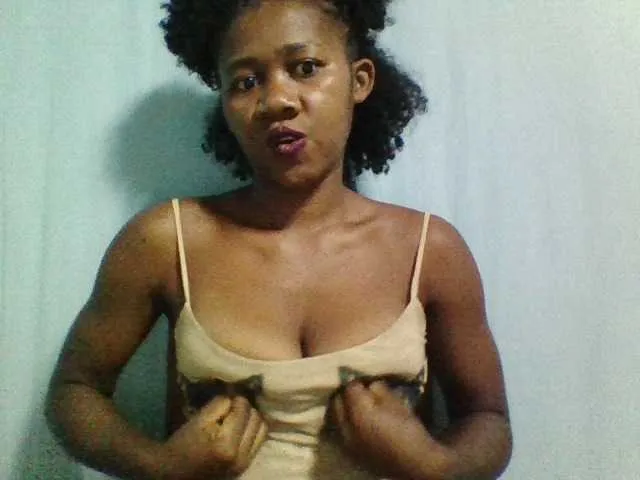 SheOnShe – webcam model profile photo Image 3