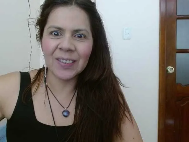 Emmalove13 – webcam model profile photo Image 2