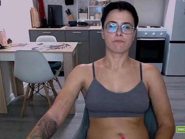 Ellidi – webcam model profile photo Image 13