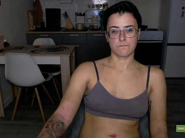 Ellidi – webcam model profile photo Image 14