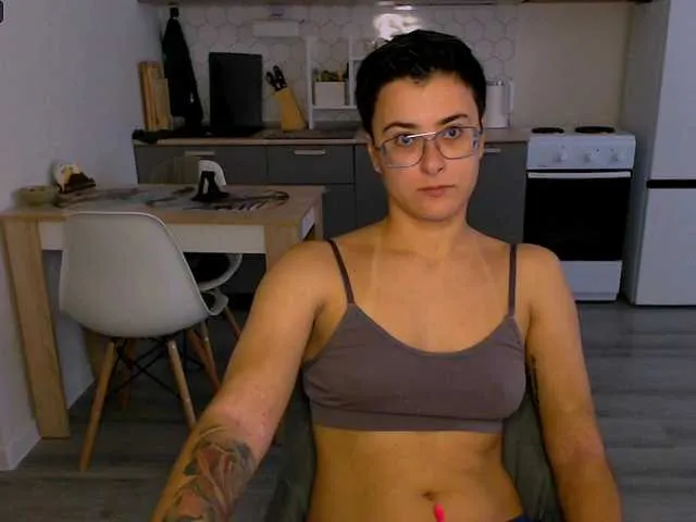 Ellidi – webcam model profile photo Image 3