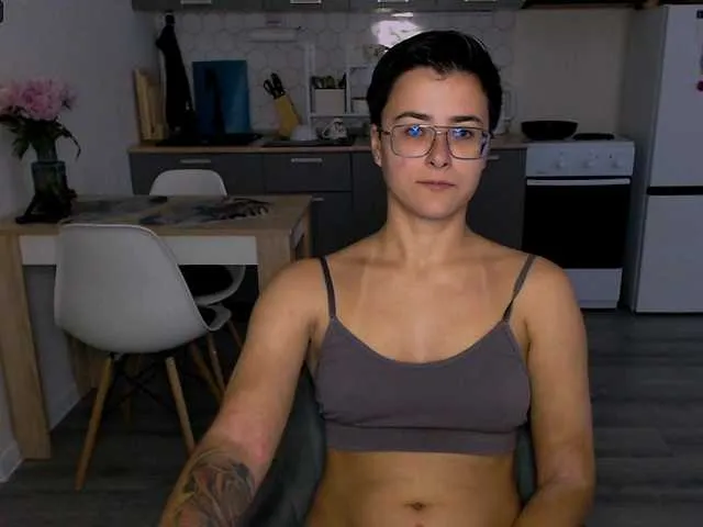 Ellidi – webcam model profile photo Image 7