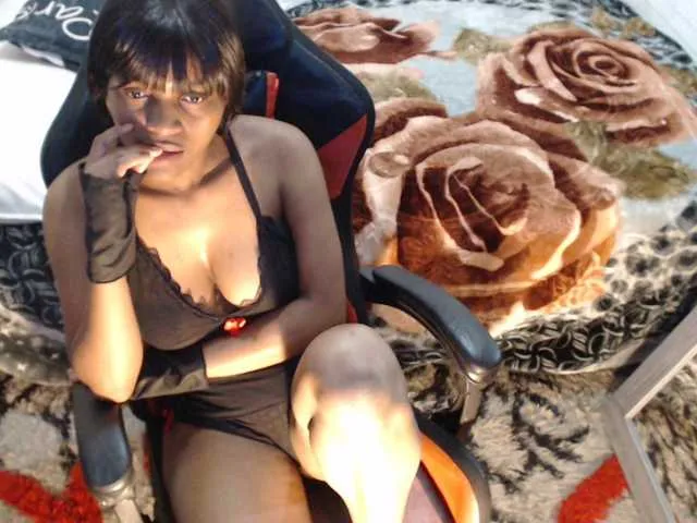 SheOnShe – webcam model profile photo Image 2