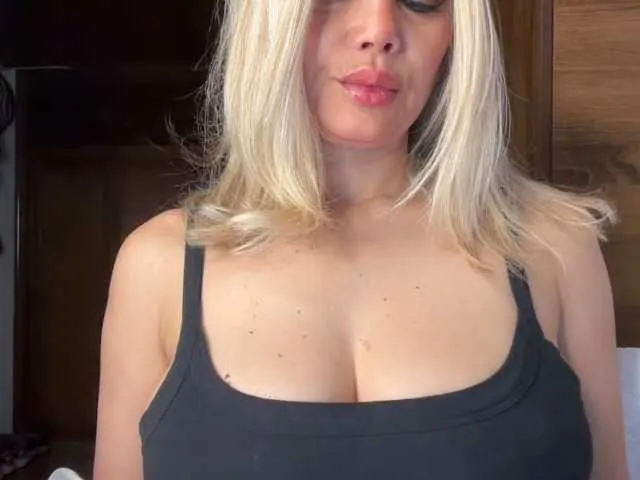 MinniMia – webcam model profile photo Image 18