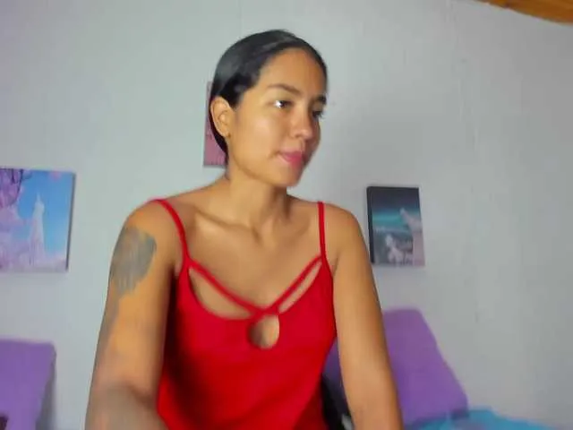 yiovanna19 – webcam model profile photo Image 3