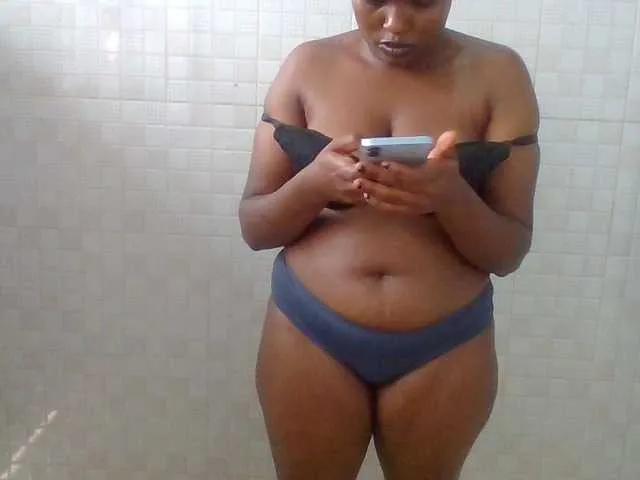 MinniMia – webcam model profile photo Image 3