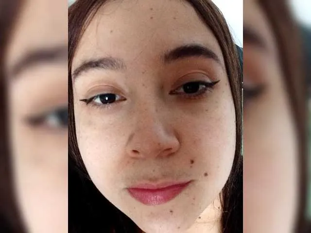 MinniMia – webcam model profile photo Image 4