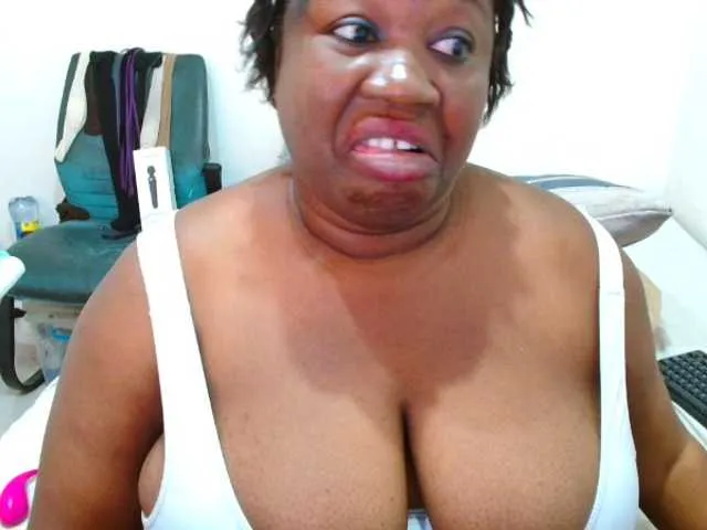 MinniMia – webcam model profile photo Image 15