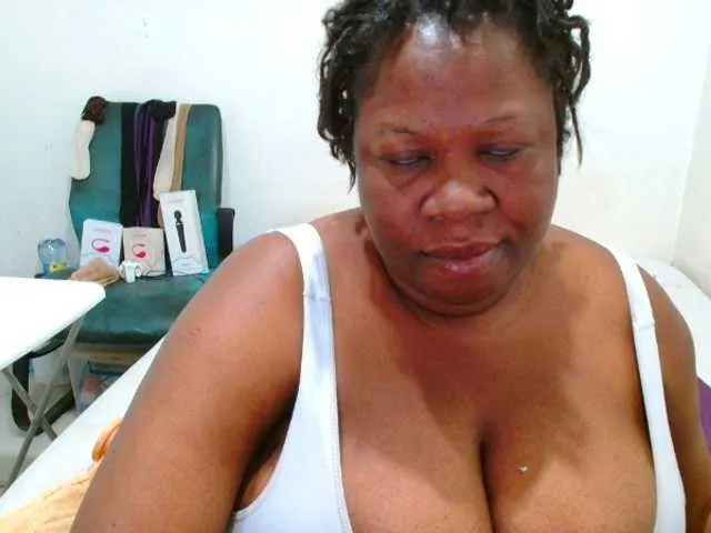 MinniMia – webcam model profile photo Image 16