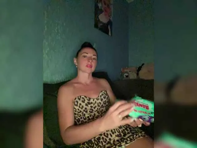 SheOnShe – webcam model profile photo Image 2