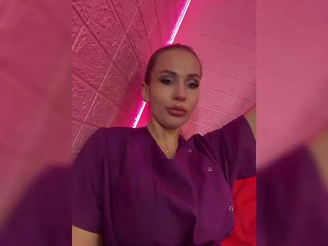 SheOnShe – webcam model profile photo Image 16