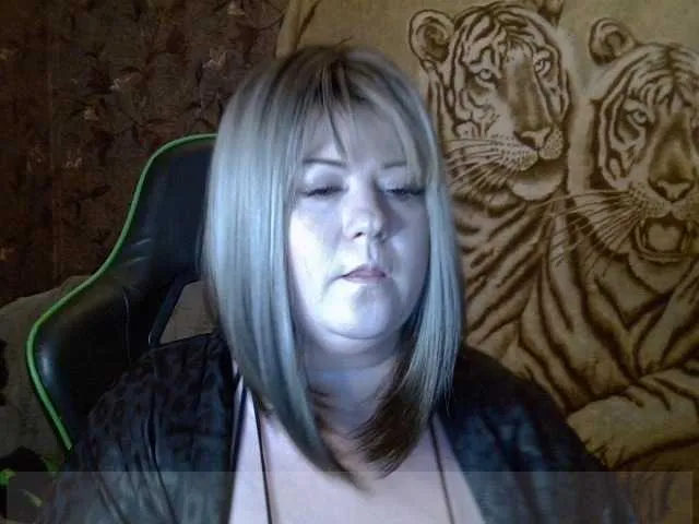 Almondmilka – webcam model profile photo Image 3