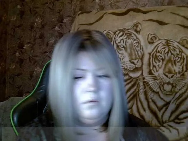 Almondmilka – webcam model profile photo Image 4