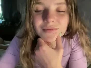 izelevans – webcam model profile photo Image 7