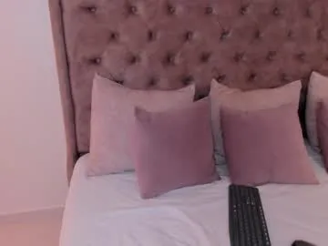 shiny-lily – webcam model profile photo Image 11