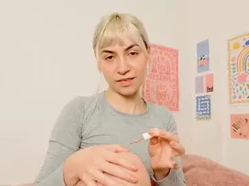 SheOnShe – webcam model profile photo Image 14