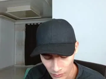 SheOnShe – webcam model profile photo Image 4