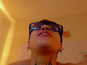 krissone – webcam model profile photo Image 16