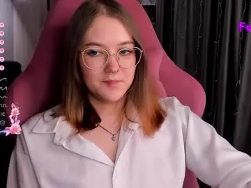 Almondmilka – webcam model profile photo Image 3