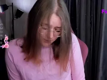 Almondmilka – webcam model profile photo Image 4