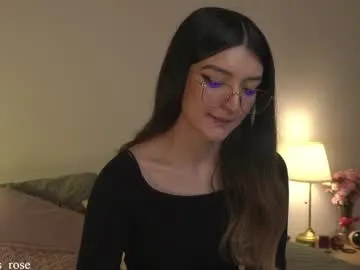 SheOnShe – webcam model profile photo Image 16