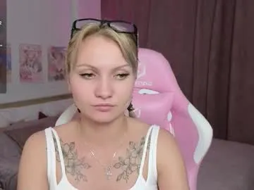 SheOnShe – webcam model profile photo Image 16