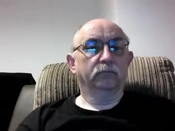 izelevans – webcam model profile photo Image 3