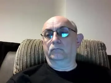 izelevans – webcam model profile photo Image 4