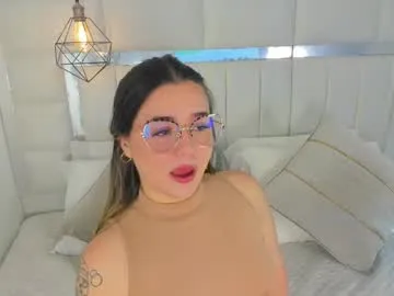 -VikkiL0vesCheese- – webcam model profile photo Image 7