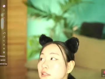 yiovanna19 – webcam model profile photo Image 6