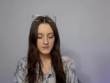 izelevans – webcam model profile photo Image 7