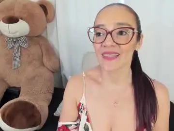 MinniMia free chat on liveonude Image 7