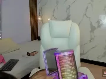 KiraNika – webcam model profile photo Image 2