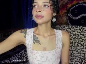 SheOnShe – webcam model profile photo Image 3