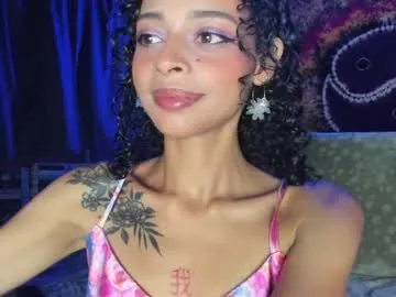 SheOnShe – webcam model profile photo Image 4