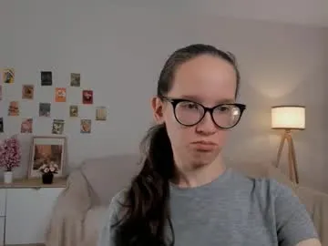 MinniMia – webcam model profile photo Image 2