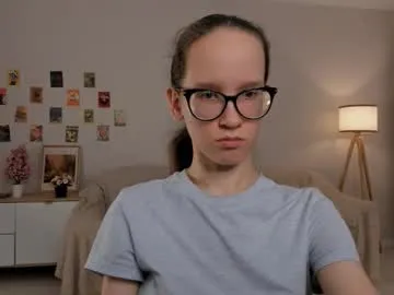 MinniMia – webcam model profile photo Image 3