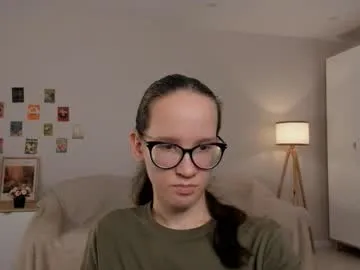 MinniMia – webcam model profile photo Image 4