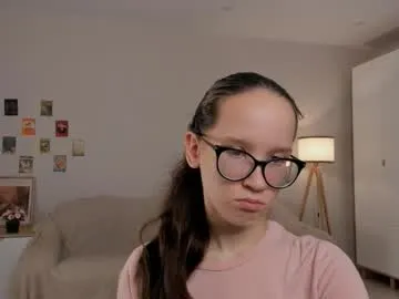 MinniMia – webcam model profile photo Image 6